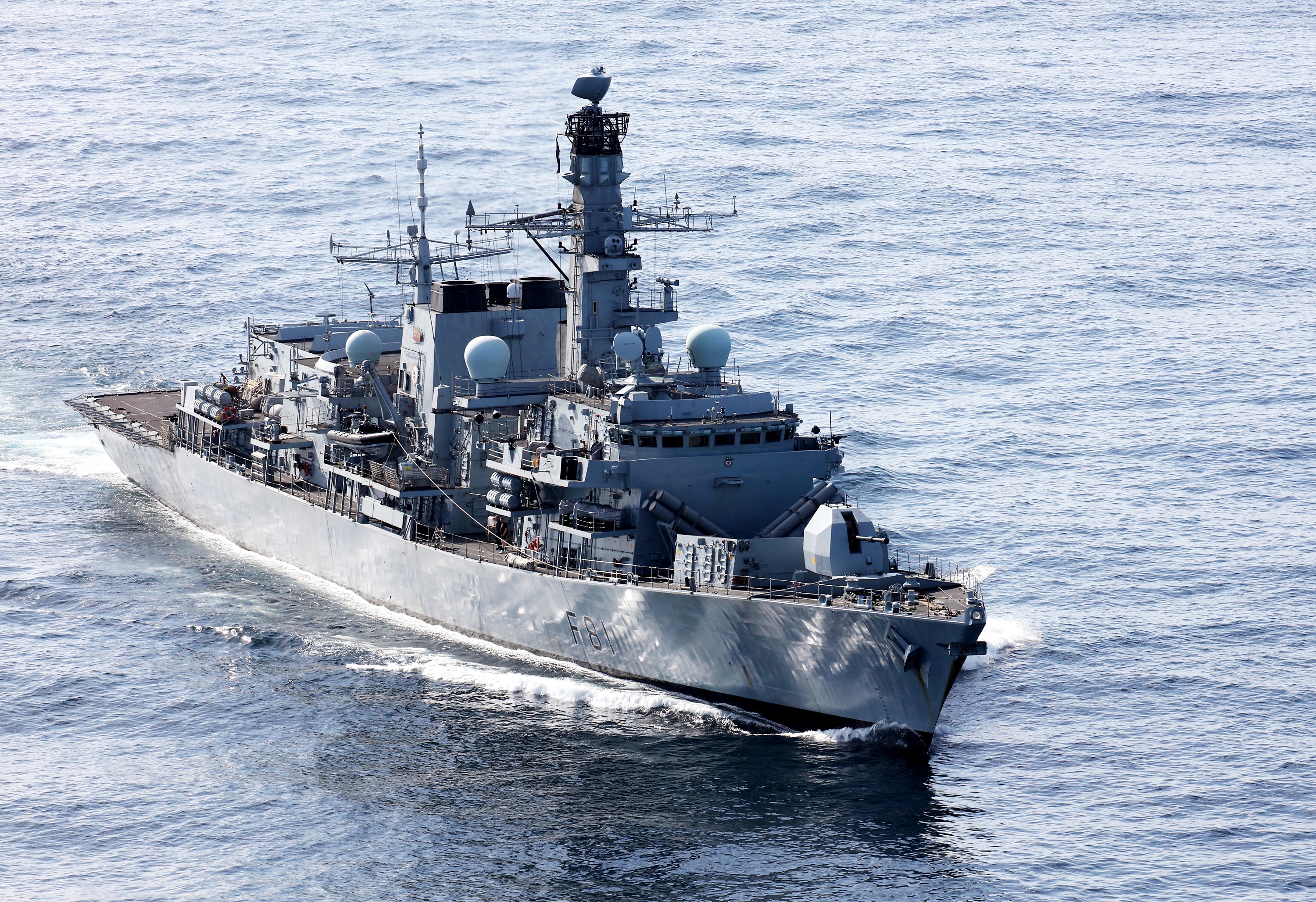 Australian Navy conducts emergency repairs to HMS Sutherland in Sydney