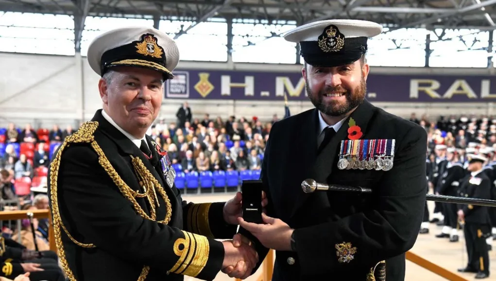 BWO WO1 Gaz Head receives his LSGC clasp from Admiral Beattie