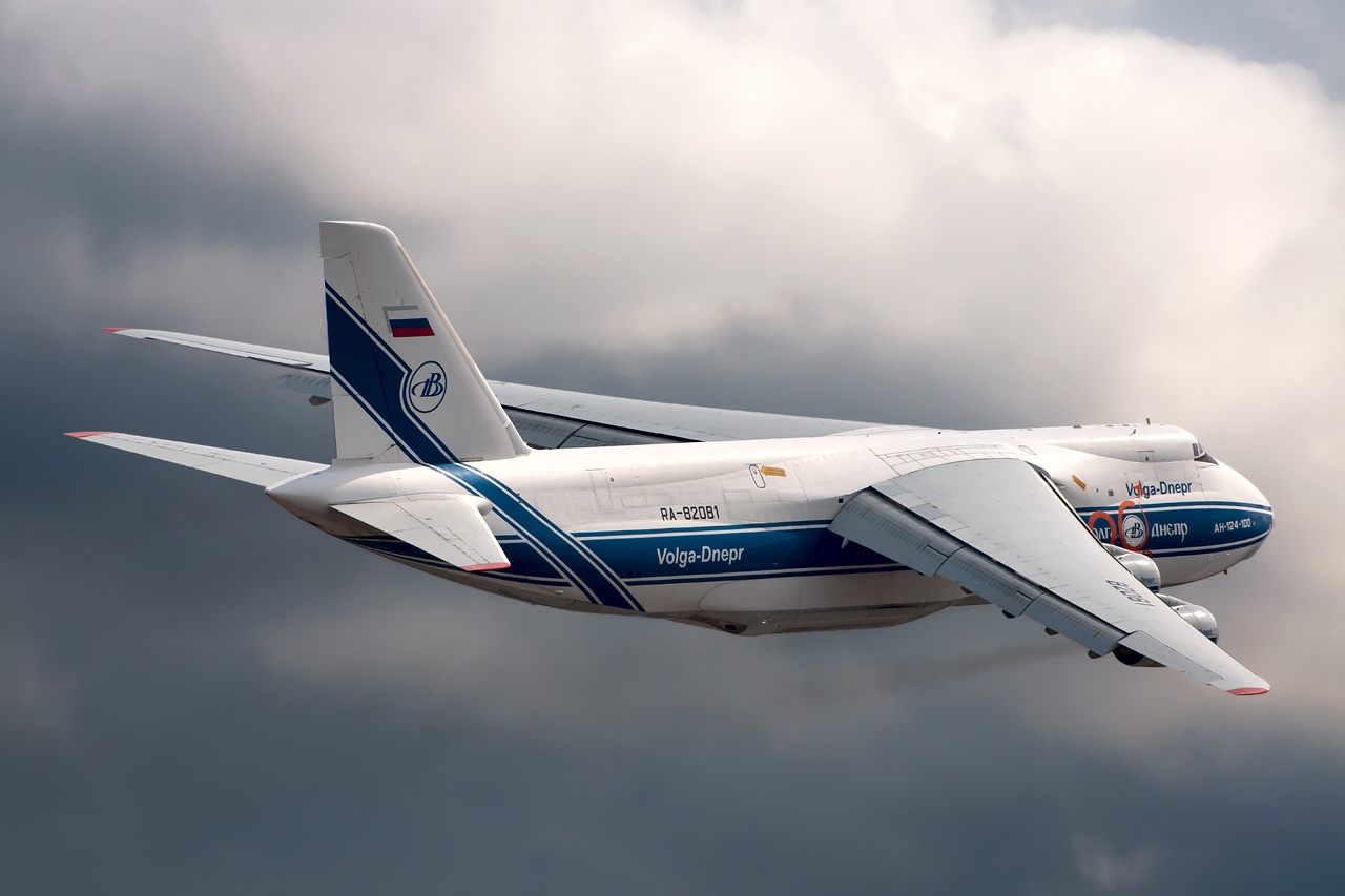 AN-124 delivers P-8 Poseidon simulator to Glasgow Prestwick Airport