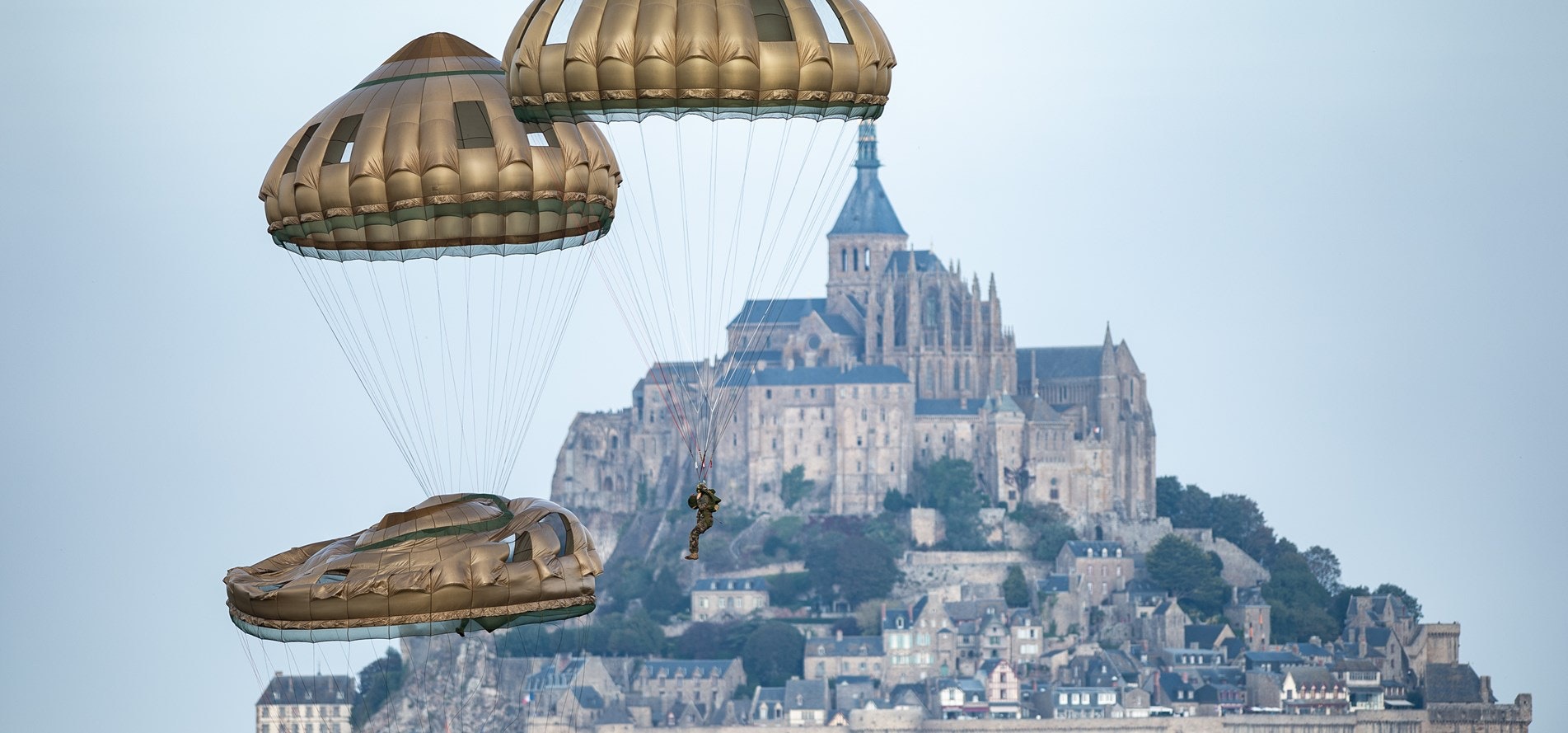 British and French paratroopers ready to deploy and fight together