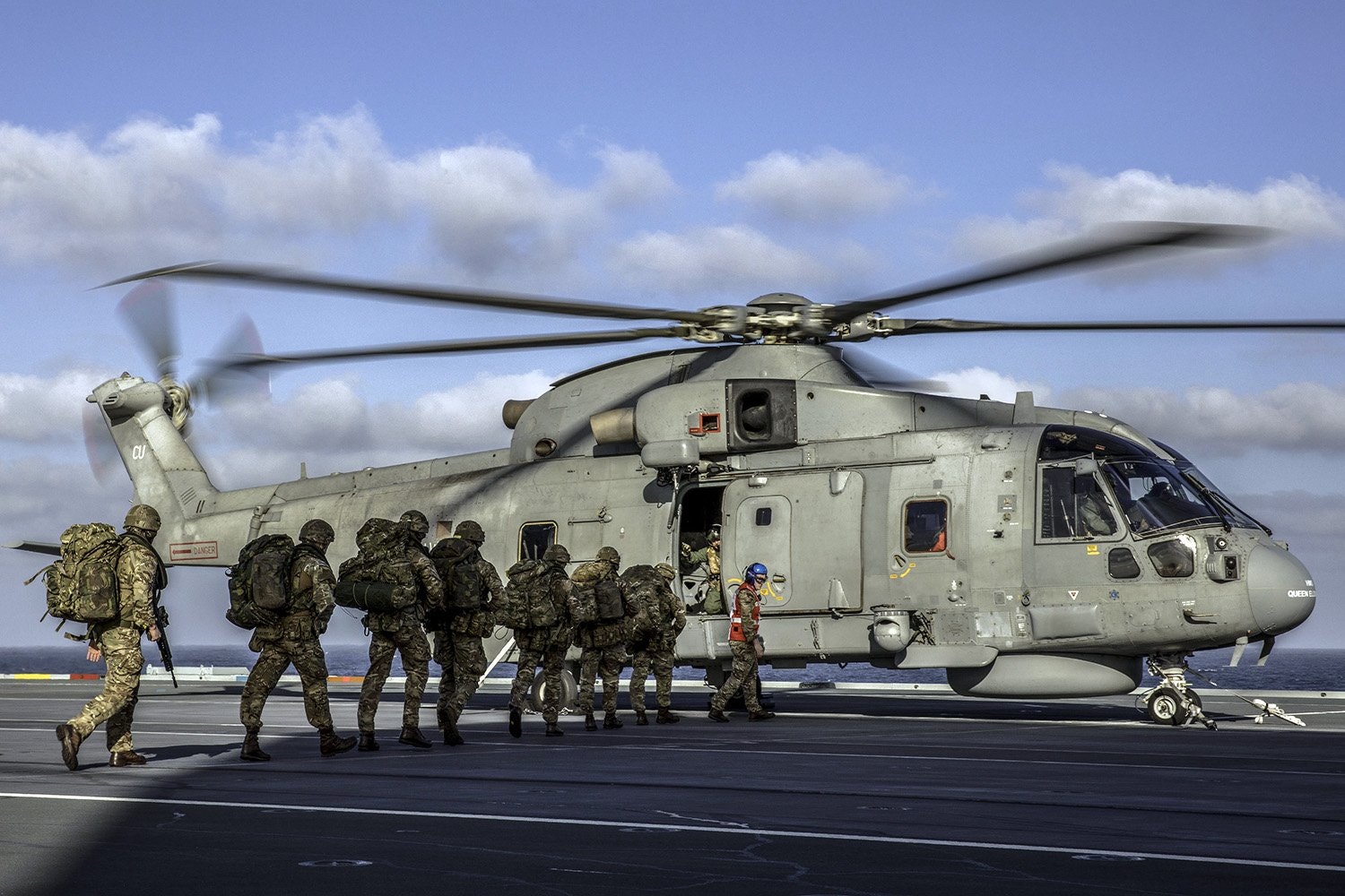 42 Commando launch ‘assault’ from aircraft carrier HMS Queen Elizabeth