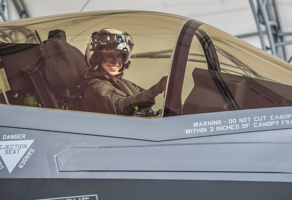 First female F-35B pilot completes training